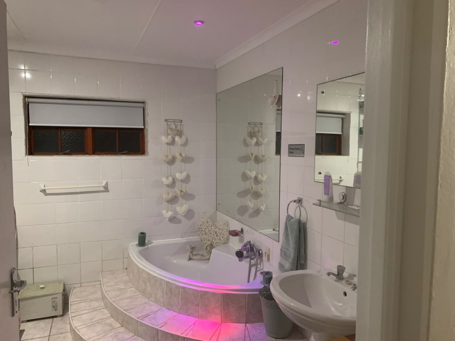 4 Bedroom Property for Sale in Fraaiuitsig Western Cape